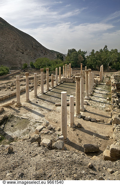 Byzantinische Basilika Ruinenstätte Pella auch Tabaqat Fahl Wadi Jirm el Moz Jordantal bei Irbid Jordanien Asien