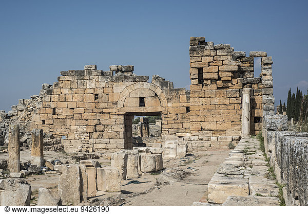 Byzantinisches Tor und Arkadenstraße  Hierapolis  antike griechische Stadt  UNESCO Weltkulturerbe  bei Pamukkale  Phrygien  Denizli  Türkei