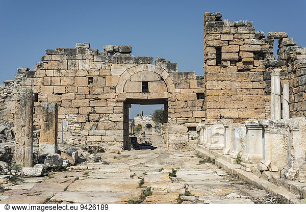 Byzantinisches Tor und Arkadenstraße hinten Nordtor Hierapolis antike griechische Stadt UNESCO Weltkulturerbe bei Pamukkale Phrygien Denizli Türkei