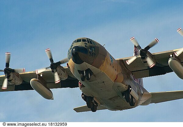 C-130 Herkules Transportflugzeug  Militärmaschine  Militärflugzeug  Royal Jordanian Navy Luftfahrtshow  Tiefflug  Aqaba  Akaba  Jordanien  Asien