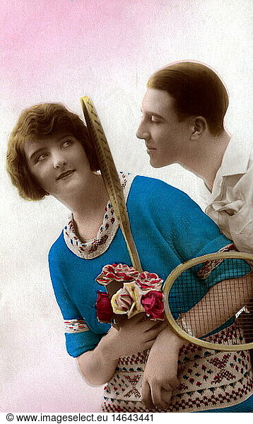 C  SG hist.  Sport  Tennis  Paar mit TennisschlÃ¤ger  Fotopostkarte  um 1925 C, SG hist., Sport, Tennis, Paar mit TennisschlÃ¤ger, Fotopostkarte, um 1925,