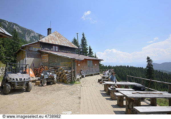 Cabana Curmatura im Königstein Gebirge  Piatra Craiului  Rumänien  Europa
