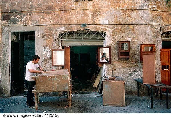 Cabinet Maker Via dei Cappelari. Rom. Italien.