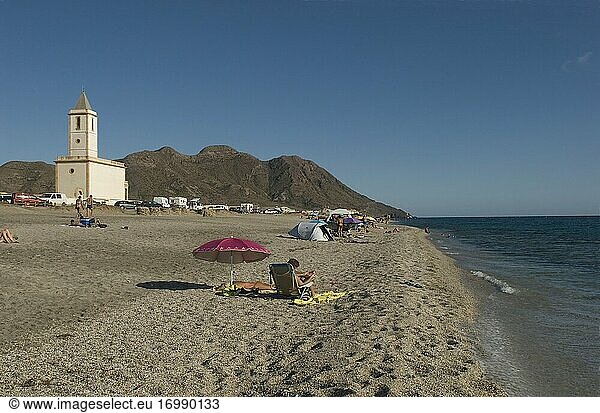 Cabo de Gata  alte Kirche von Almadraba und Strand von Salinas  Almeria  Andalusien  Spanien.