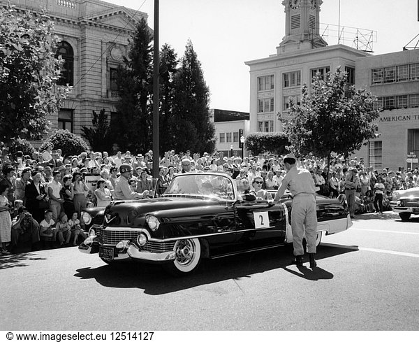 Cadillac-Cabriolet bei einer Straßenparade  USA  (um 1958?). Künstler: Unbekannt
