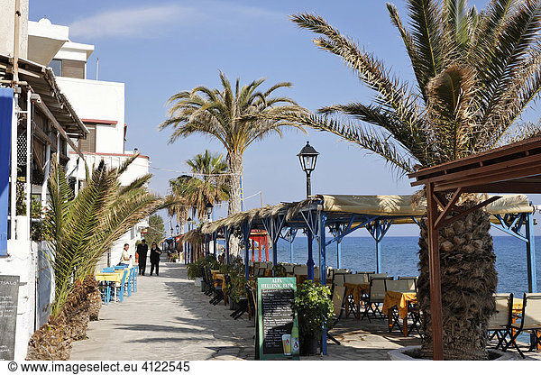 Café an der Strandpromenade von Myrtos  Kreta  Griechenland