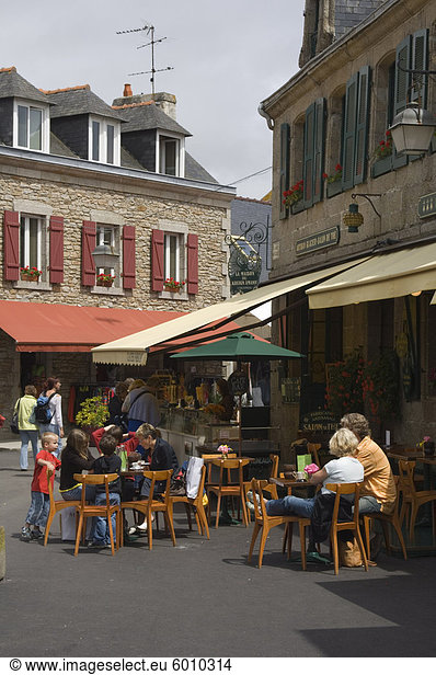 Café im alten Walled Stadt von Concarneau  Finistere  Bretagne  Südfrankreich  Europa