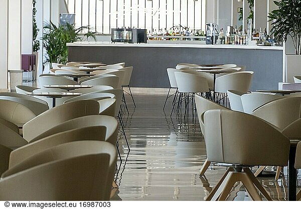 Cafe-Interieur mit modernen Möbeln.