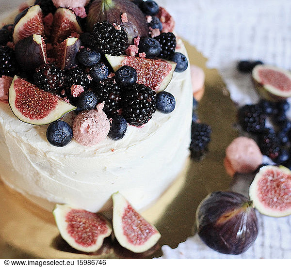 Cake with blackberries  blueberries and figs
