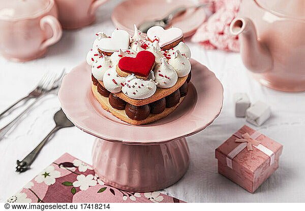 Cakestand with heart shaped cookie cake