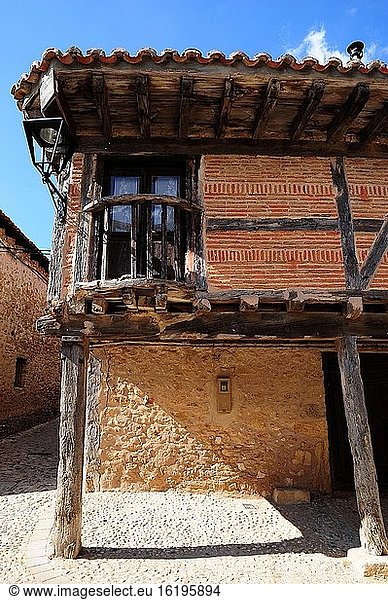 Calata?azor  traditionelles Haus aus Ziegeln  Stein und Holz. Provinz Soria  Kastilien und Leon  Spanien.