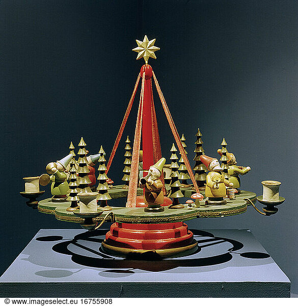 Calendar festivals:
Christmas / Advent wreaths etc. Advent candle holder with gnomes. Erz mountains  c. 1935.
Wood  sawn  turned and set  height 45cm 
diameter 57cm.
Collection Ursula Kloiber.