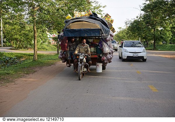 Cambodia  Itinerant salesman and selective sorting wastes.