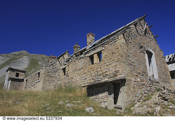 Camp des Fourches  Ruinen alter Kasernen an der Straße zum Col de la Bonette  höchste asphaltierte Straße Europas  DÈpartement Alpes Maritimes  Westalpen  Frankreich  Europa