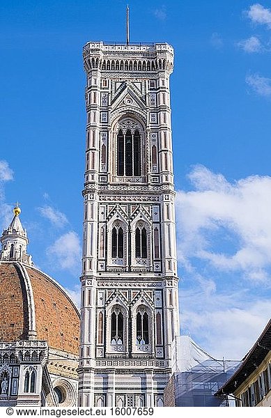 Campanile di Giotto  Glockenturm von Giotto  und Kuppel von Brunelleschi  Kathedrale von Santa Maria del Fiore  Dom von Florenz  Piazza del Duomo  Florenz  Italien.