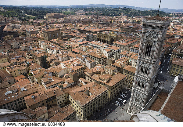 Campanile und die Stadt von der Spitze des Duomo  Florenz  UNESCO World Heritage Site  Toskana  Italien  Europa