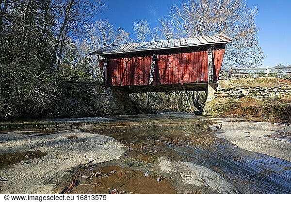 Campbell's Covered Bridge über den Beaverdam Creek - Landrum  in der Nähe von Greenville  South Carolina  USA [Erbaut 1909; einzige erhaltene überdachte Brücke in South Carolina].