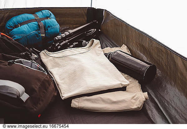 Camping- und Trekkingausrüstung in einem Zelt