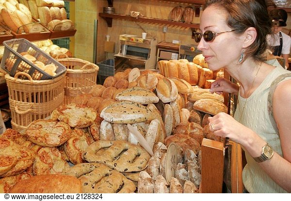 Canada  Montreal  Atwater Market  rue Saint_Ambroise  Boulangerie Premiere Moisson  bakery  bread display