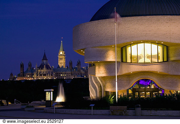 Canadian Museum of Civilization und Parliament Hill in der Dämmerung  Ottawa  Ontario
