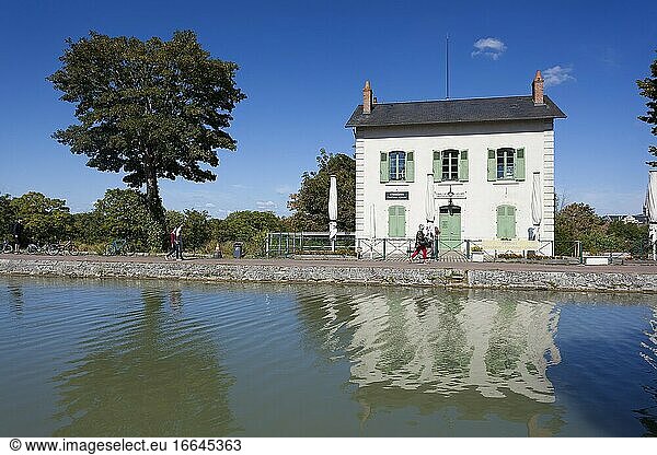 Canal of Briare  Loiret  Centre-Val de Loire  France.