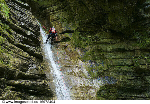 Canyoning in der Furco-Schlucht in den Pyrenäen  in der Nähe des Dorfes Broto  Provinz Huesca in Spanien.