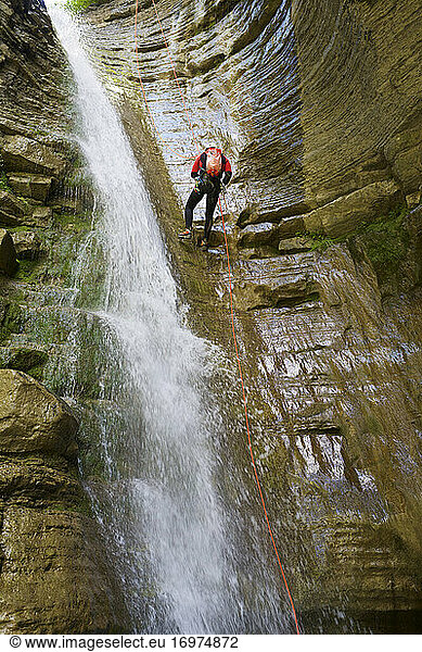 Canyoning in der Furco-Schlucht in den Pyrenäen  in der Nähe des Dorfes Broto  Provinz Huesca in Spanien.