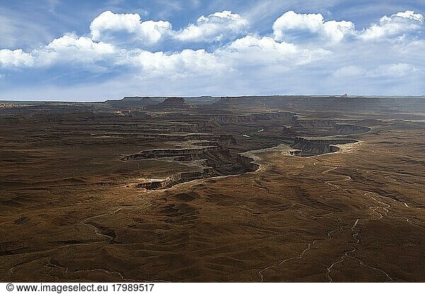 Canyons National Park in Utah overlooking the green river  Canyons National Park with blue sky