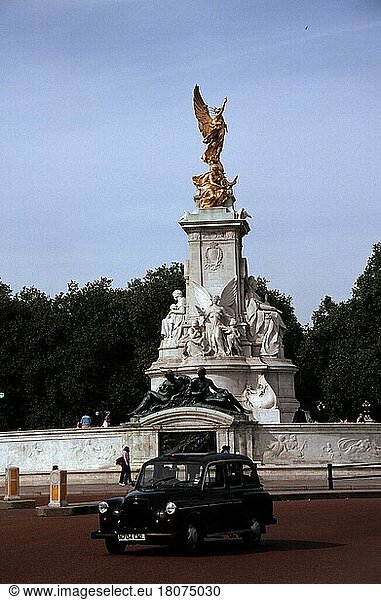 Cap in front of the memorial of Queen Victoria at the Buckingham Palace  London  England  Great Britain  Taxi in front of the memorial of Queen Victoria at the Buckingham Palace  Great Britain  Europe  monument