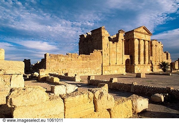 Capitol und Tempel des Jupiter  Minerva und Juno an der alten römischen Stadt von Sbeitla. Tunesien