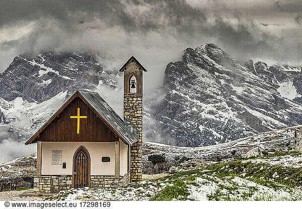 Cappella degli Alpini (Alpini-Kapelle) mit Dolomitengipfeln im Hintergrund