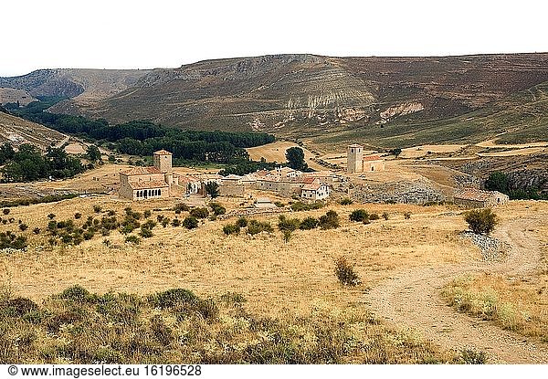 Caracena  Panoramablick mit der Kirche San Pedro (links) und Santa Maria (rechts). Provinz Soria  Kastilien und Leon  Spanien.