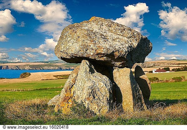 Carreg Samson oder Samsons Stein  eine 5000 Jahre alte neolithische Dolmengrabkammer in der Nähe von Abercastle  Pembroke  Wales.