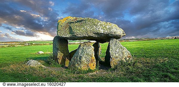 Carreg Samson oder Samsons Stein  eine 5000 Jahre alte neolithische Dolmengrabkammer in der Nähe von Abercastle  Pembroke  Wales.