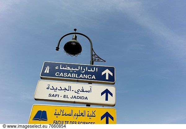 Cartel indicador de autopista y direcciones a Casablanca y Safi-El Jadida en Marrakech  Marruecos  Africa  highway sign indicating directions to Casablanca and Safi-El Jadida in Marrakech  Morocco  Africa
