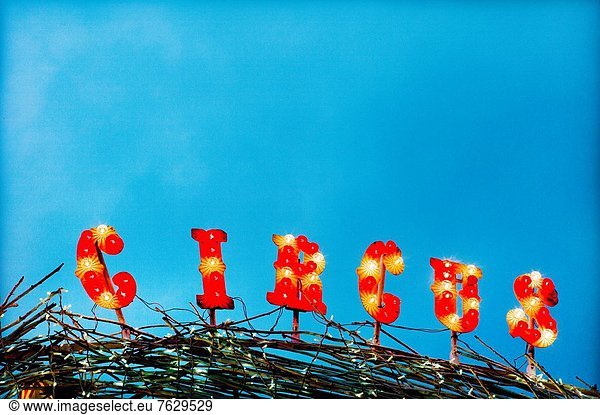 Cartel luminoso de circo en una feria  Circus neon sign at a fair