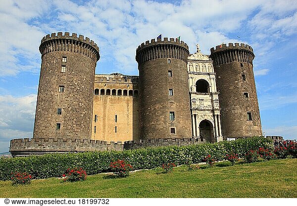 Castel Nuovo mit Francesco Lauranas Triumphbogen am Haupteingang  die Neue Burg  Maschio Angioino  eine Burg in Neapel  Italien  Kampanien  Italien  Europa