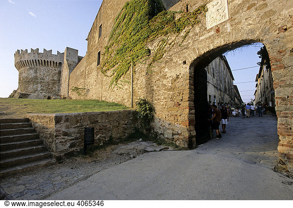 Castello mit Stadtmauer und Tor  Populonia  Provinz Livorno  Toskana  Italien  Europa