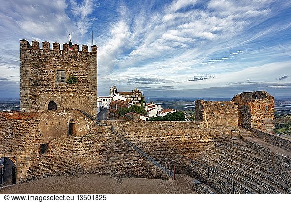 Castelo de Monsaraz mit Dorf  Monsaraz  Alentejo  Portugal  Europa