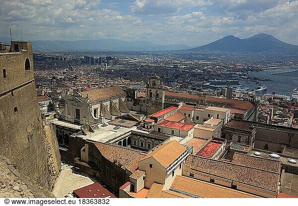 Castle Sant' Elmo auf dem Vomero oberhalb von Neapel  Blick auf Neapel  Kampanien  Italien  Europa