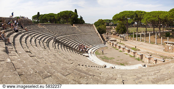 Cavea,  Zuschauerraum des Theaters,  Ruinen in der antiken römischen Hafenstadt Ostia,  Ostia Antica,  Italien,  Europa