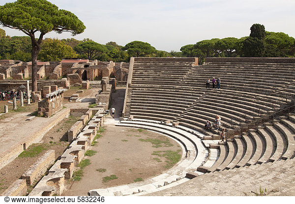 Cavea,  Zuschauerraum des Theaters,  Ruinen in der antiken römischen Hafenstadt Ostia,  Ostia Antica,  Italien,  Europa