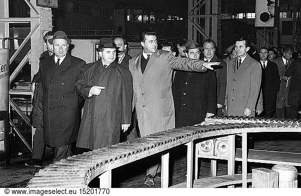 Ceausescu  Nicolae  26.1.1918 - 25.12.1989  rumÃ¤n. Politiker (PCR)  StaatsprÃ¤sident 22.3.1965 - 22.12.1989  Besuch der Fabrik '23. August'  Bukarest  Dezember 1967
