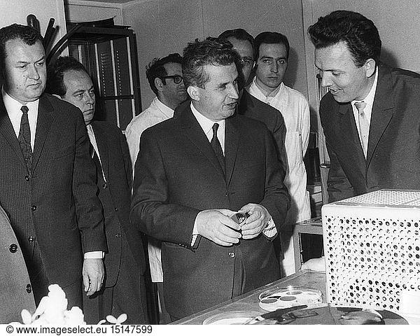 Ceausescu  Nicolae  26.1.1918 - 25.12.1989  rumÃ¤n. Politiker (PCR)  StaatsprÃ¤sident 22.3.1965 - 22.12.1989  Besuch im Institut fÃ¼r Atomphysik  Bukarest  1970