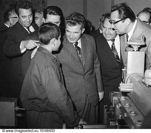 Ceausescu  Nicolae  26.1.1918 - 25.12.1989  rumÃ¤n. Politiker (PCR)  StaatsprÃ¤sident 22.3.1965 - 22.12.1989  Besuch in einer metallurgischen Berufsschule  1970