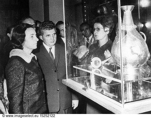 Ceausescu  Nicolae  26.1.1918 - 25.12.1989  rumÃ¤n. Politiker (PCR)  StaatsprÃ¤sident 22.3.1965 - 22.12.1989  Besuch in Ã–sterreich  mit Ehefrau Elena im Kunsthistorischen Museum  Wien  22.9.1970
