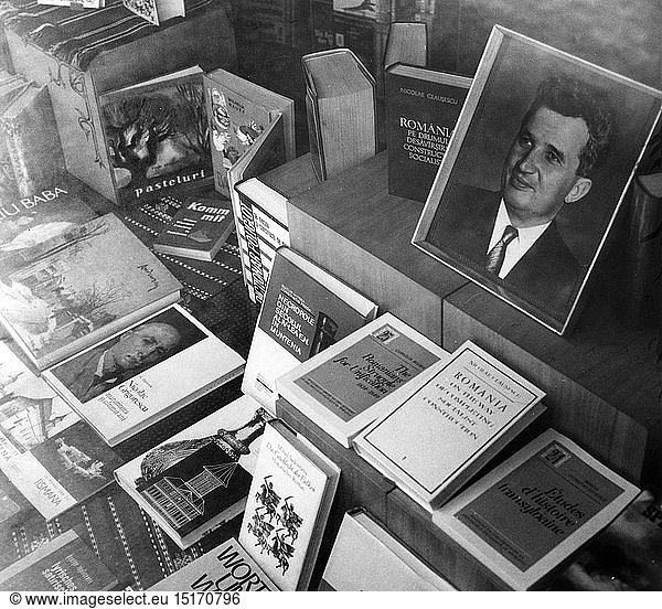 Ceausescu  Nicolae  26.1.1918 - 25.12.1989  rumÃ¤n. Politiker (PCR)  StaatsprÃ¤sident 22.3.1965 - 22.12.1989  Besuch in Ã–sterreich  sein Halbfigur im Schaufenster eines BuchgeschÃ¤fts  Wien  20.9.1970