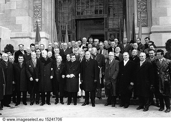 Ceausescu  Nicolae  26.1.1918 - 25.12.1989  rumÃ¤n. Politiker (PCR)  StaatsprÃ¤sident 22.3.1965 - 22.12.1989  Gedenkfeier zur Vereinigung von SiebenbÃ¼rgen mit RumÃ¤nien 1918  mit Veteranen aus dem 1. Weltkrieg/WKI  Alba Julia  29.11.1968