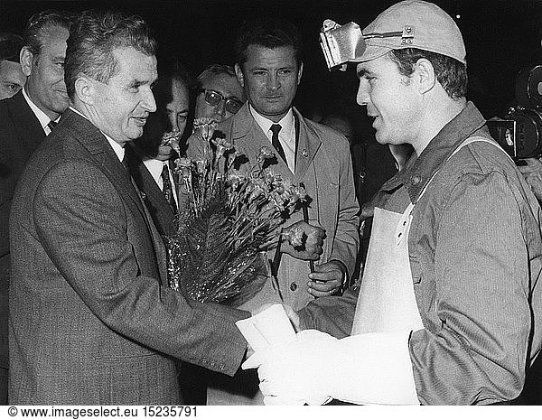 Ceausescu  Nicolae  26.1.1918 - 25.12.1989  rumÃ¤n. Politiker (PCR)  StaatsprÃ¤sident 22.3.1965 - 22.12.1989  Halbfigur  mit einem Arbeiter in einem metallurgischen Werk in Resita  1970