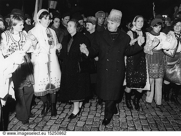 Ceausescu  Nicolae  26.1.1918 - 25.12.1989  rumÃ¤n. Politiker (PCR)  StaatsprÃ¤sident 22.3.1965 - 22.12.1989  mit Ehefrau Elena und Jugendliche Tracht  um 1970